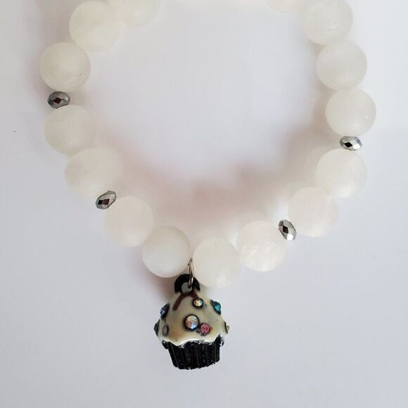 Natural White Quartz Stone Beaded Stretch Gemstone Bracelet w/Cupcake Charm NEW - Picture 10 of 14